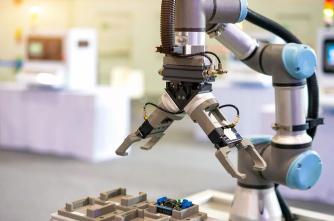 Collaborative Robots vs Industrial Robots: Choosing the Best Fit for your Manufacturing Needs